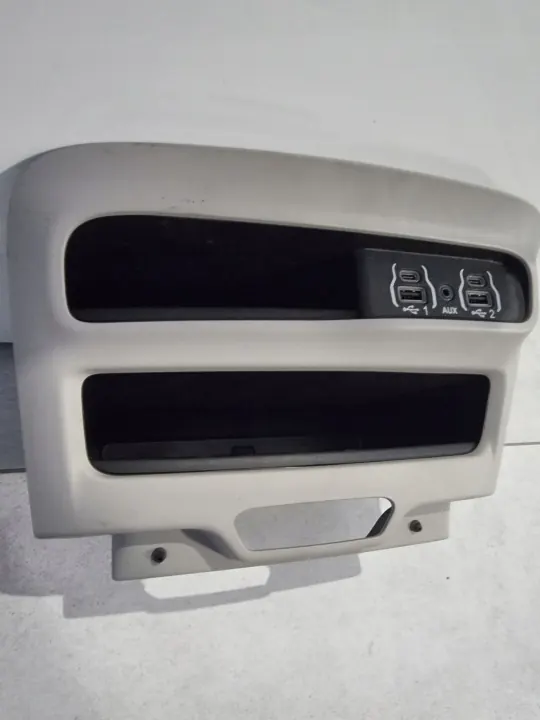 Chrysler Pacifica liftconsole USB AUX frame 6WQ841D2AA image 4