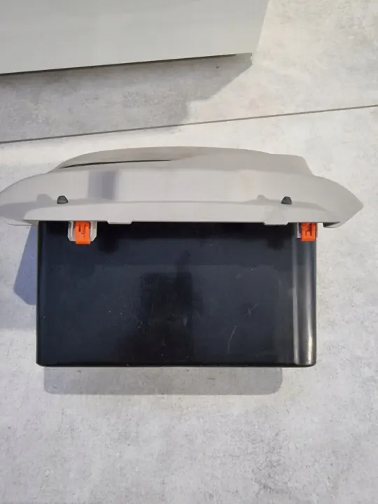 Chrysler Pacifica liftconsole USB AUX frame 6WQ841D2AA image 5