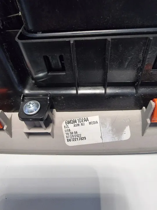 Chrysler Pacifica liftconsole USB AUX frame 6WQ841D2AA image 7