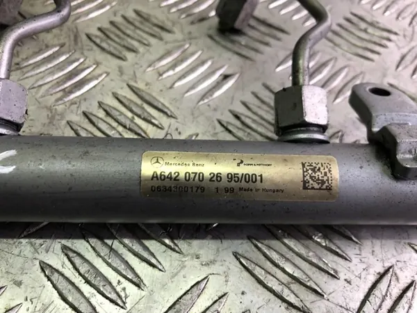 MERCEDES W219 3.2 CDI Brandstofrail Sensor OEM image 2