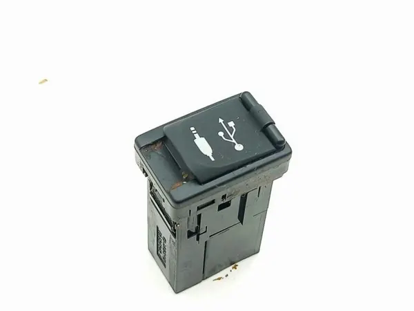 Toyota RAV4 IV Aux/USB Multimedia-aansluiting OEM 8619042040 image 3