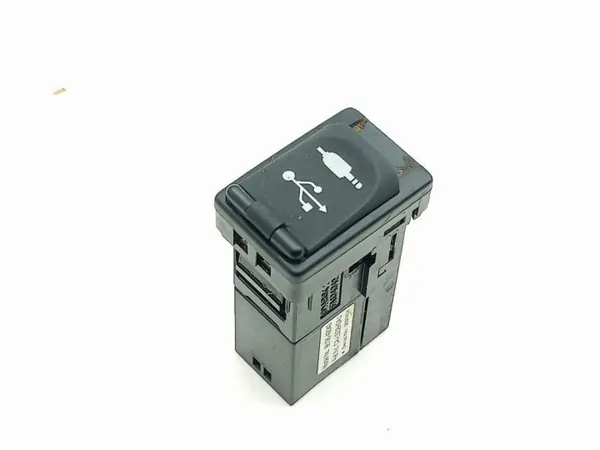 Toyota RAV4 IV Aux/USB Multimedia-aansluiting OEM 8619042040 image 4