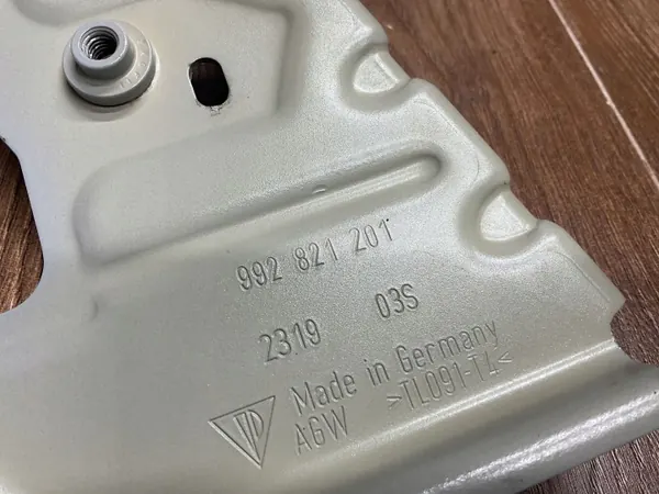 Montage d'aile avant gauche Porsche 911 (992) OEM 992821201 image 6