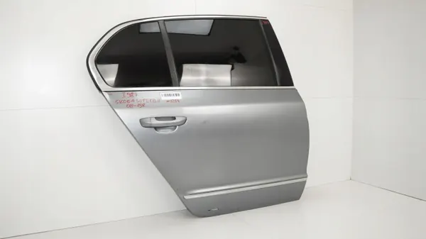 Puerta trasera derecha OEM 360186781 Skoda Superb II image 4