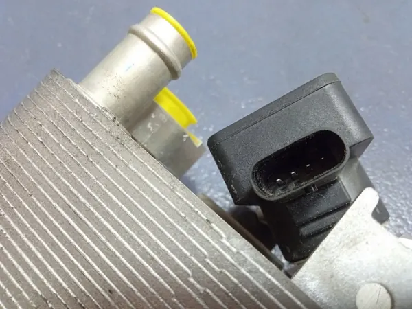 BMW I4 G26 Wärmetauscher OEM 9418878 - Gebraucht image 4