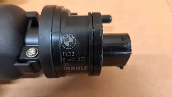 BMW Bränslefilterhus OEM 72424519 - Begagnad image 4