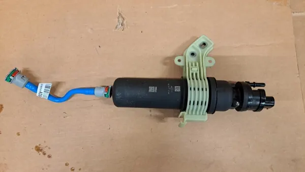 BMW Bränslefilterhus OEM 72424519 - Begagnad image 8