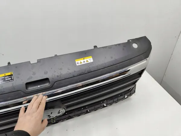 VW Crafter Radiator Grille Used OEM 7C0853653J image 9