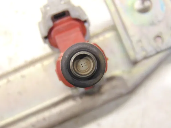 Bränslerail med injektorer Nissan Almera Tino 1.8 16V image 7