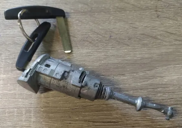 Insert de serrure avant OEM 503359 - Renault OE image 2