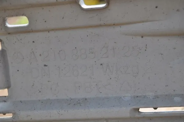 MERCEDES Clase E W210 99-03 Parachoques Trasero A2108852125 image 6