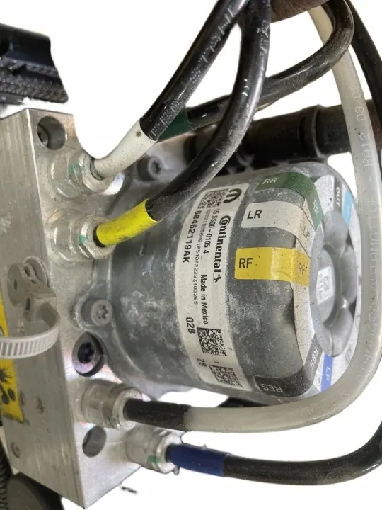 Jeep Grand Cherokee WL Luchtveringcompressor 68462119AK Gebruikt image 3