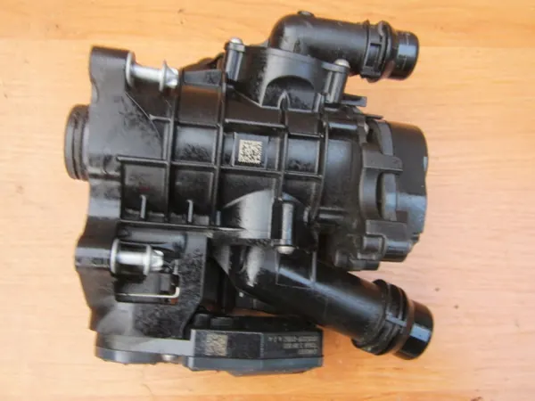 Boîtier de thermostat BMW G20 G30 G01 2.0 i image 3