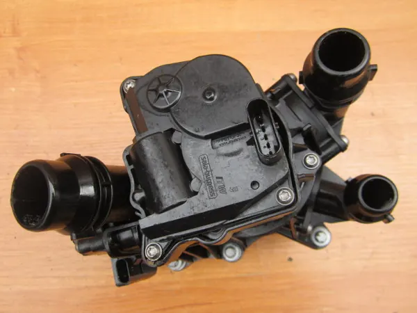 Boîtier de thermostat BMW G20 G30 G01 2.0 i image 5