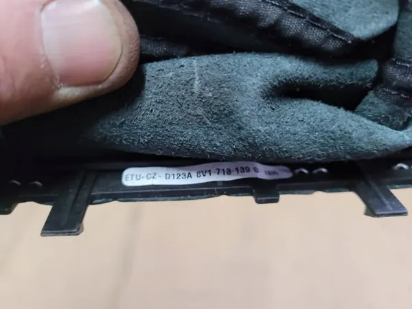 Pommeau de levier Audi A3 OEM 8V1713139G - État utilisé image 3