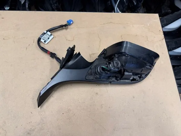 Tesla Model 3 vasen peili OEM 1592033-00-B Käytetty image 3
