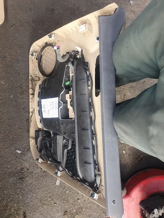 Etuvasen & -oikea lokasuoja OEM VW Touran 04R 2.0 TDI:lle image 5