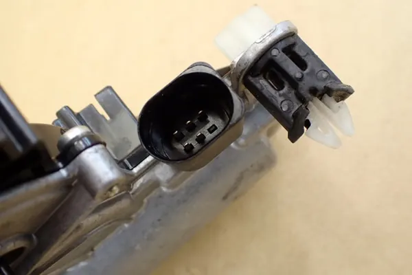 Audi Q3 Kofferbakmotor OEM 5TA827887C image 5