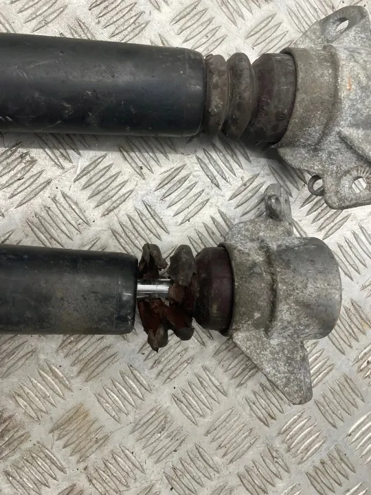 OEM 8T0513035L Taka-iskunvaimentimet Audi A5 8T:lle image 4