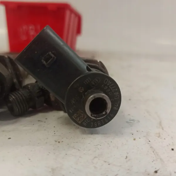 Inyector Volkswagen Golf VII OEM 04L130277AD image 3