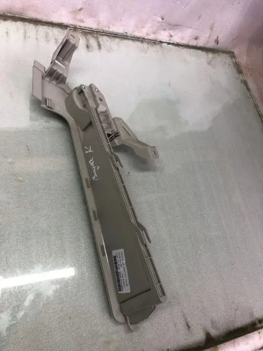 Rodillo de maletero Volvo XC60 usado OEM 39841513 2023 image 3