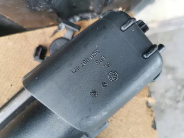 Begagnad VW bagageutrymmesrulle OEM 3C9867871 image 7