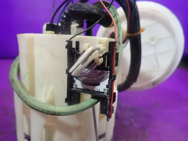 OPEL MERIVA A I 04-10 Polttoainepumppu 13196444 4 PIN image 2