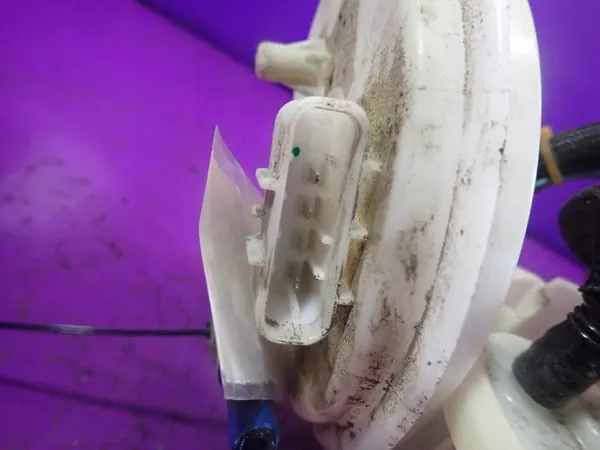 OPEL MERIVA A I 04-10 Polttoainepumppu 13196444 4 PIN image 4