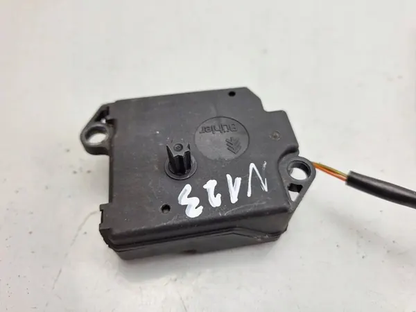 Opel Vivaro Air Vent Actuator 16107220006 image 7