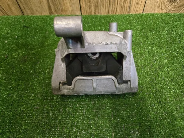 TIGUAN I 2.0TDI Moottorin Kiinnike 5N0199262E image 2