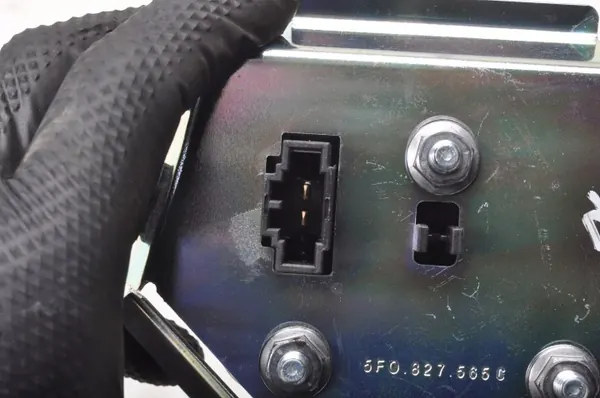 SEAT OE 5F0827565C Bagagehandtag - Begagnad image 5