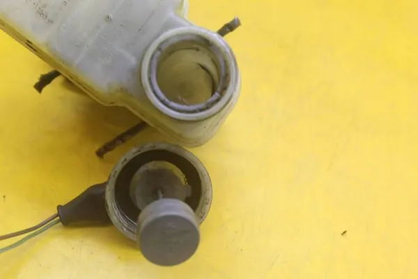 OEM 701611303 Bomba de Freno Depósito VW Transporter image 6
