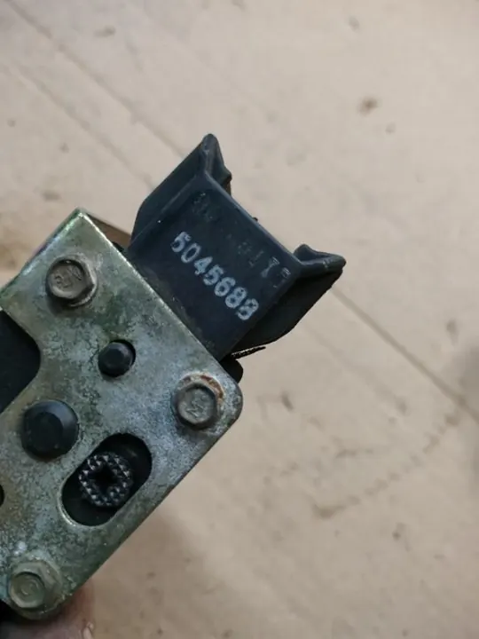 Opel Ascona C Zentralverriegelungsaktuator rechts OEM 5045688 image 3