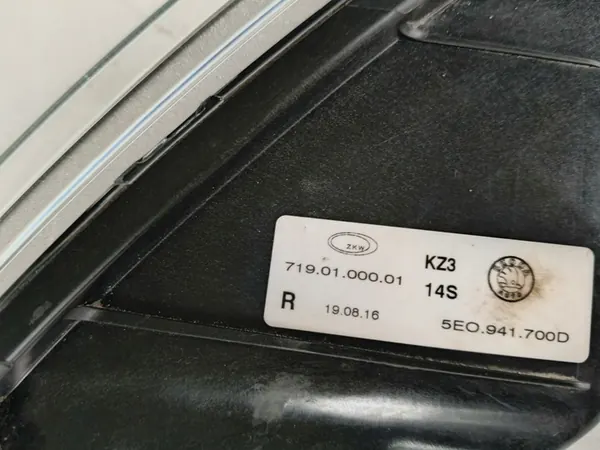 Farol Direito Skoda Octavia III 5E 12-16 image 3