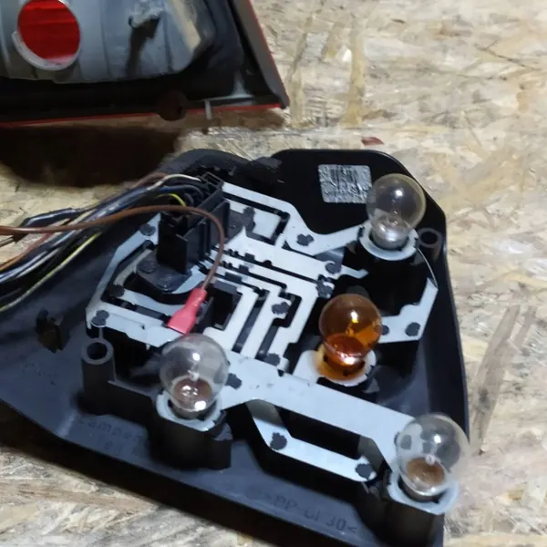BMW E46 Rechte Heckleuchte OEM 694653601 image 7