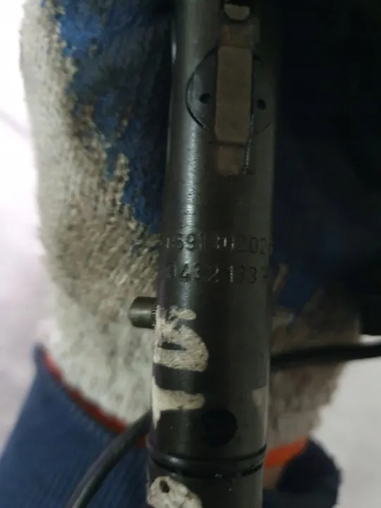 Iniettore carburante Audi A6 C5 2.5 TDI 059130202G image 3