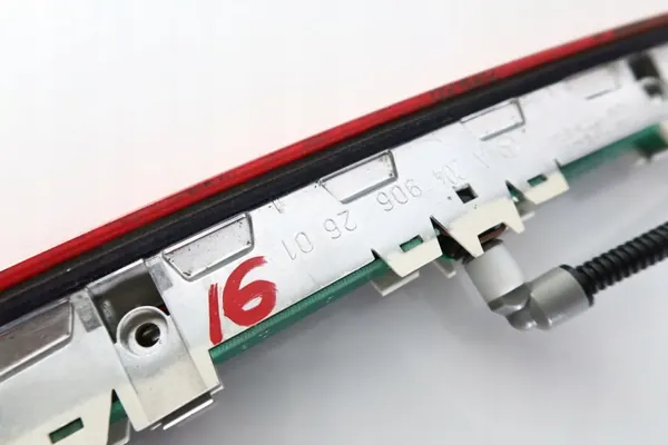 Feu Stop Troisième Mercedes Classe C W204 Break OEM 2049062601 image 8