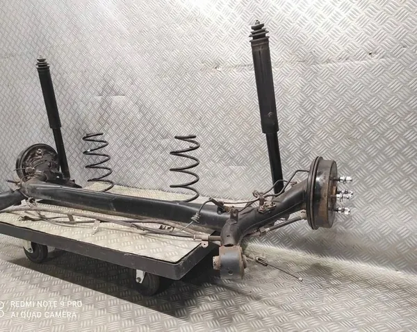 Poutre de suspension arrière complète Toyota Yaris III 1.5 VVTI image 4