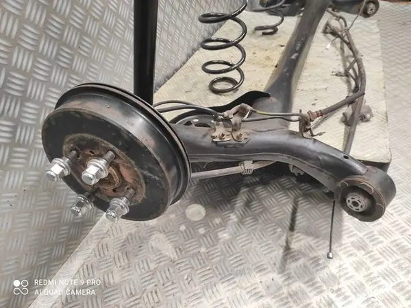 Poutre de suspension arrière complète Toyota Yaris III 1.5 VVTI image 6