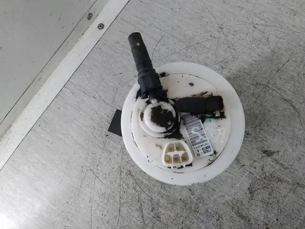 Brandstofpomp & drijver OEM 77020-0D010-A Toyota Yaris I image 3