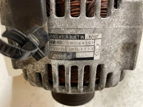 Vaihtovirtageneraattori KIA SORENTO I 2.5L diesel 2006 OEM 373004A300 image 2