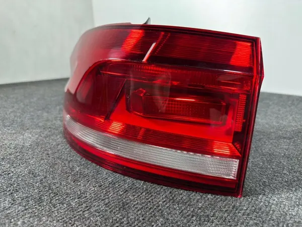 VW Touran III Luz Trasera Izquierda 5TA945095D image 3