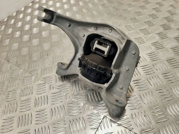 Peugeot 308 2015 Engine Mount Bracket image 2