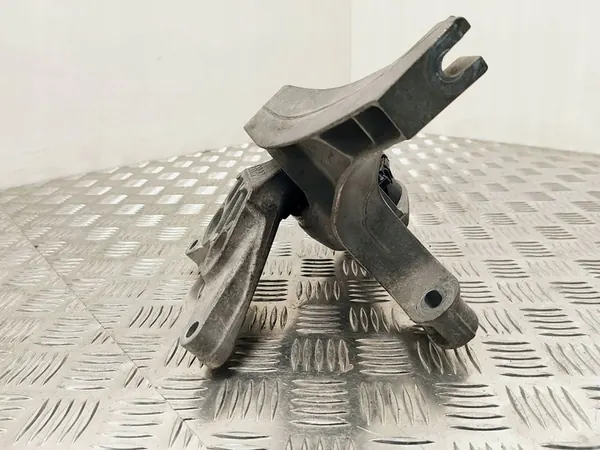 Peugeot 308 2015 Engine Mount Bracket image 4