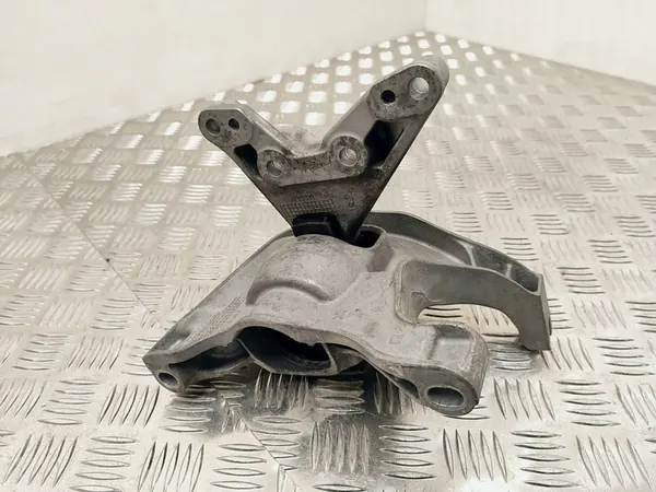 Peugeot 308 2015 Engine Mount Bracket image 5