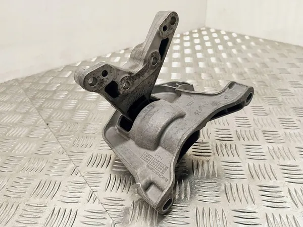 Peugeot 308 2015 Engine Mount Bracket image 6