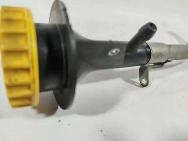 Saab 9-5 2009 Vorne Öleinfüllrohr OEM 55561219 image 8