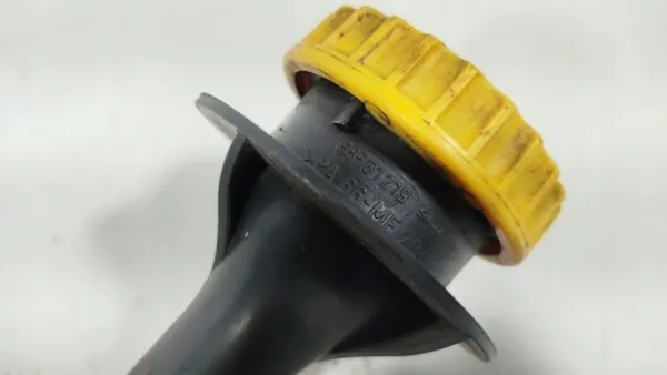 Saab 9-5 2009 Vorne Öleinfüllrohr OEM 55561219 image 9