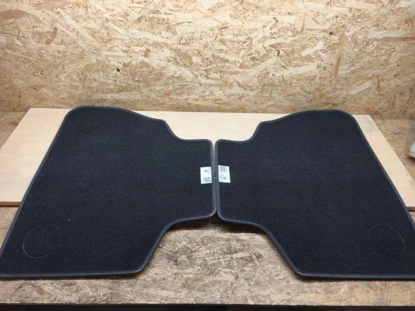 Conjunto de tapetes BMW OEM 748344807 - Usado image 8