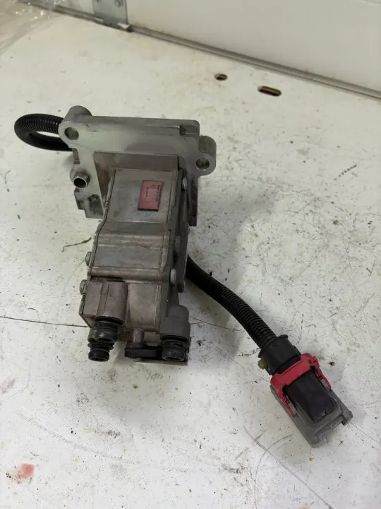Válvula PWM Embrague Volvo OEM 24438826 Usado image 4